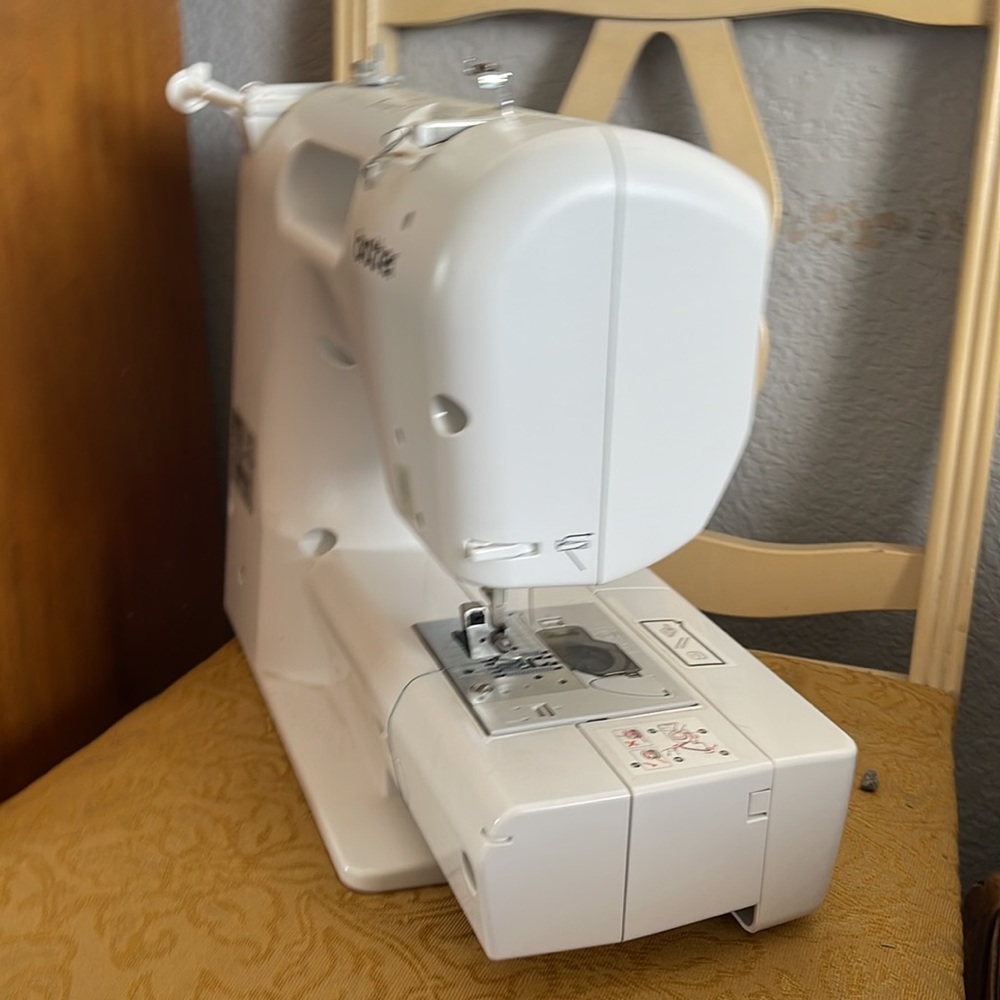 Sewing Machine - Picture 4 of 4